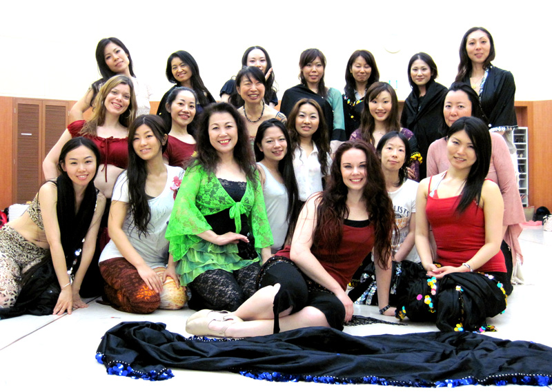 Belynda Azhaar teaching melaya leff Egyptian folk dance in Japan